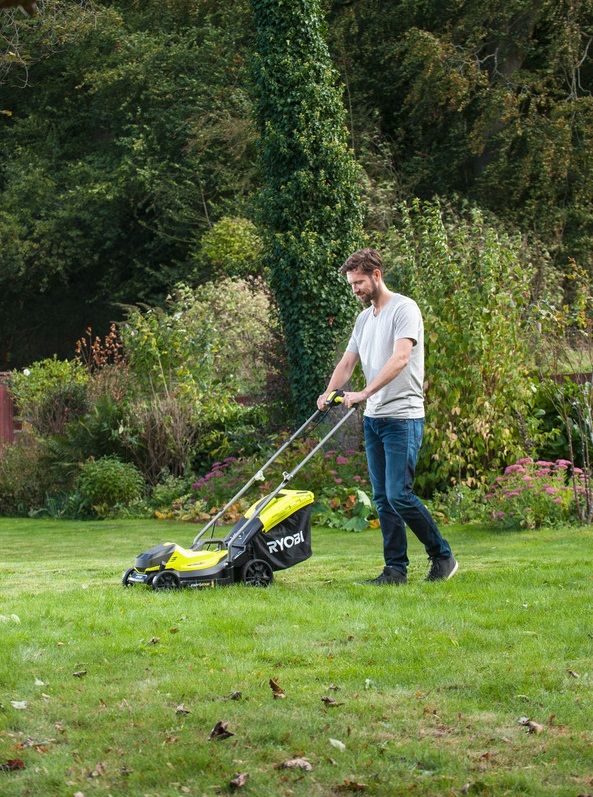 Газонокосарка акумуляторна Ryobi ONE+ RLM18X33B-40 18В акб 1х4А·год 33см 35л 25-65мм 8.7кг