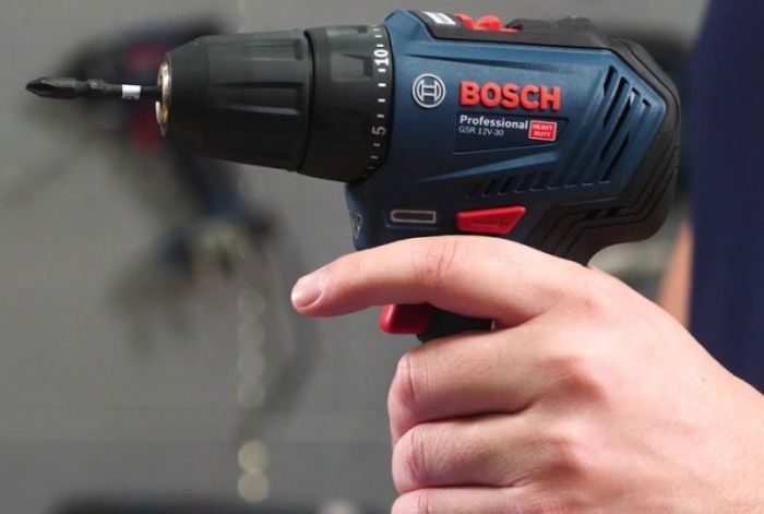 Шуруповерт-дрель аккумуляторный Bosch GSR 12V-30, 12В 2x2.0 Ач, 30Нм, 20+1, 420/1600об/мин, бесщеточный, 0.78кг, кейс
