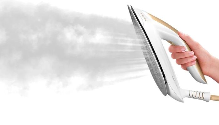 Утюг-парогенератор Philips PerfectCare 8000 Series, 2700Вт, 1800мл, паровой удар -600гр, постоянный пар - 170гр, нерж. сталь, бело-золотой