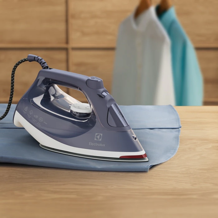 Утюг Electrolux, 2400Вт, 330мл, паровой удар 160гр, керам. подошва, серо-белый
