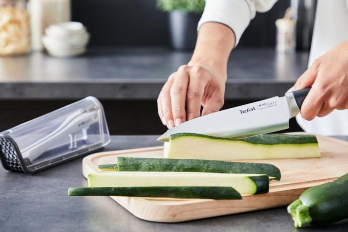Кухонный нож поварской Tefal Eversharp, 16.5см, с чехол-точило нержавеющая сталь, пластик, черный