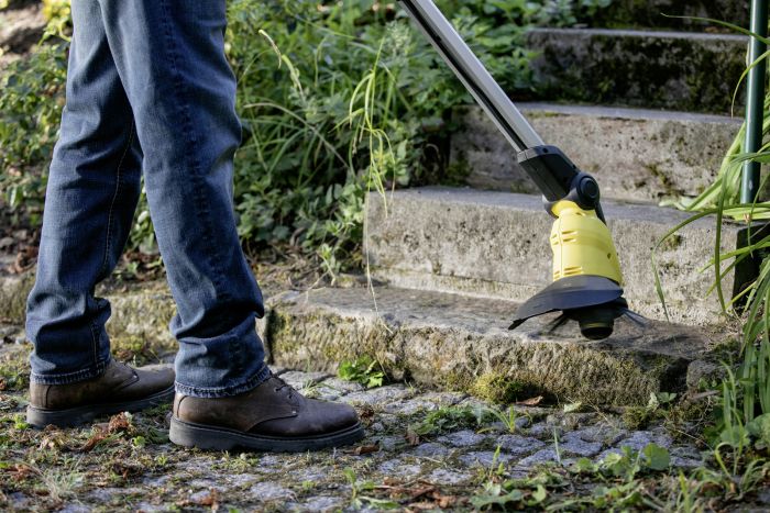 Триммер садовый аккумуляторный Karcher WRE 18-55 для удаления сорняков, аккум., 18В, 2.85кг, Solo (без АКБ и ЗУ)