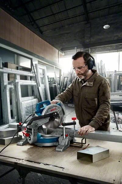 Пила торцювальна Bosch Professional GCM 216 1300Вт диск 216мм 10.1кг