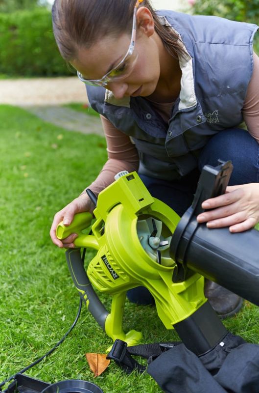 Повітродув-пилосос садовий мережевий Ryobi RBV3000CSV 3000Вт 3в1 375км/год мішок 45л ергоремені Vertebrae 4.2кг