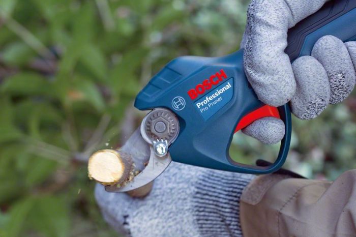 Секатор аккумуляторный Bosch Pro Pruner, 12В, 2х3Ач, d реза 25мм, 1000гр