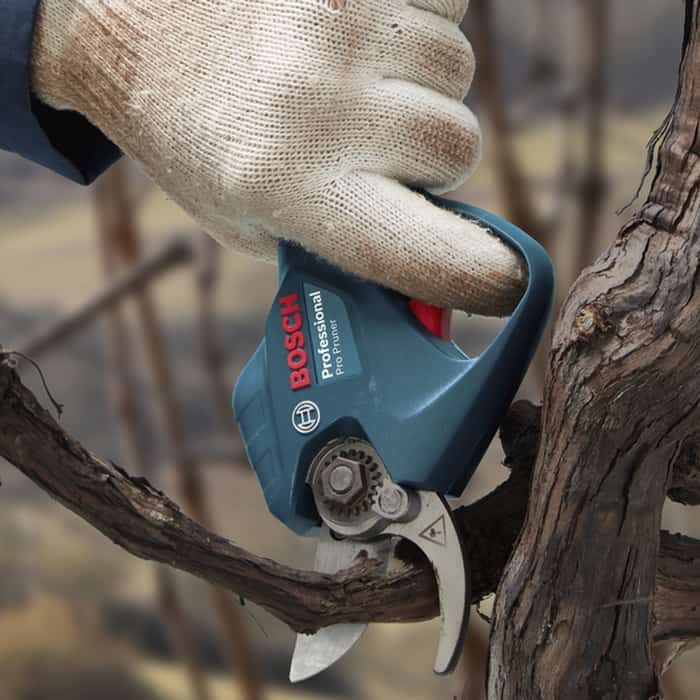 Секатор аккумуляторный Bosch Pro Pruner, 12В, 2х3Ач, d реза 25мм, 1000гр