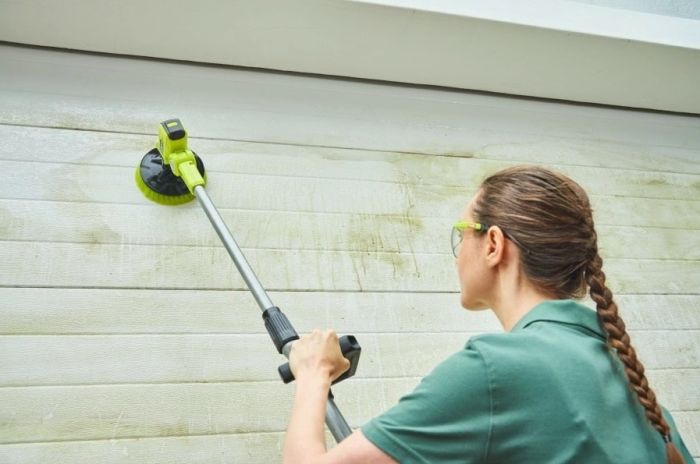 Щетка аккумуляторная телескопическая Ryobi ONE+ R18TPS 18В диск 15см 210об·мин 1-1.4м IPX7 2.1кг без АКБ и ЗУ