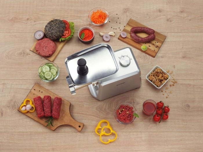 Мясорубка Gorenje, 2500Вт, 2.1кг/мин, 3 решетки, насадка для колбас, кеббе, томатов, 3 терки, пластик/металл, белый
