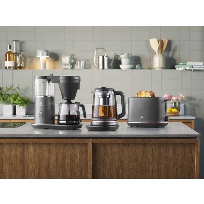 Електрочайник Electrolux 1.7л, Strix, скло, заварник, підтримка температури, чорний