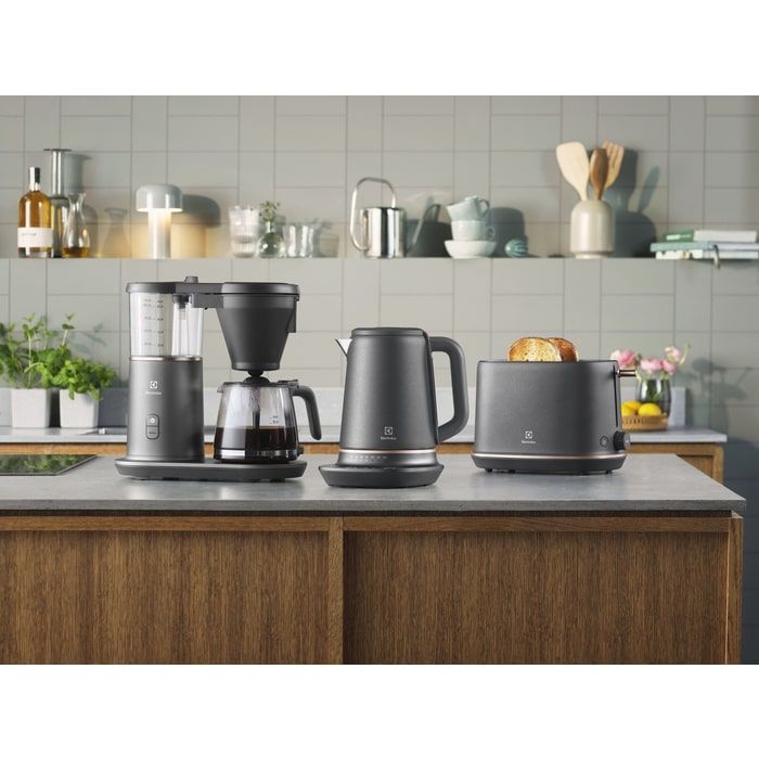 Електрочайник Electrolux 1.7л, Strix, метал, підтримка температури, чорний матовий