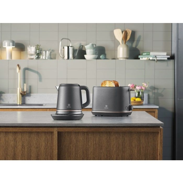 Электрочайник Electrolux 1.7л, Strix, металл, поддержка температуры, черный матовый