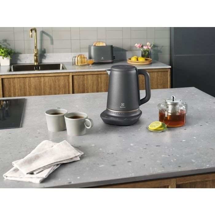 Электрочайник Electrolux 1.7л, Strix, металл, поддержка температуры, черный матовый
