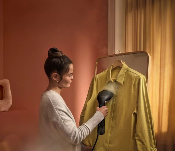 Отпариватель PHILIPS компактный, 1500Вт, 100 и 200мл, постоянный пар - 28гр, керам. подошва, черный