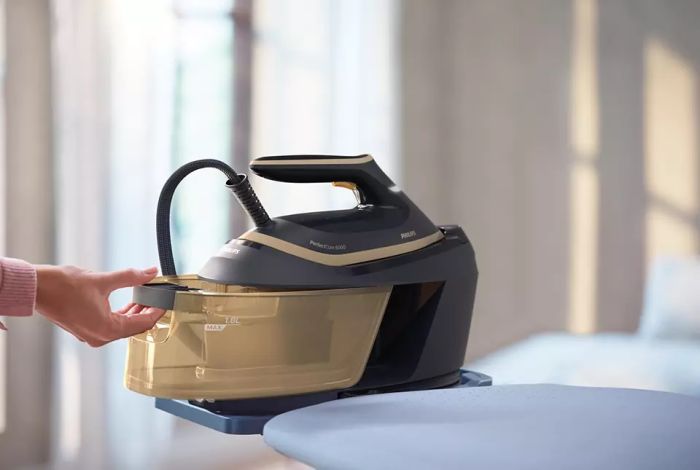 Утюг-парогенератор Philips PerfectCare 6000 Series, 2400Вт, 1800мл, паровой удар -600гр, постоянный пар - 130гр, нерж. сталь, сине-золотой