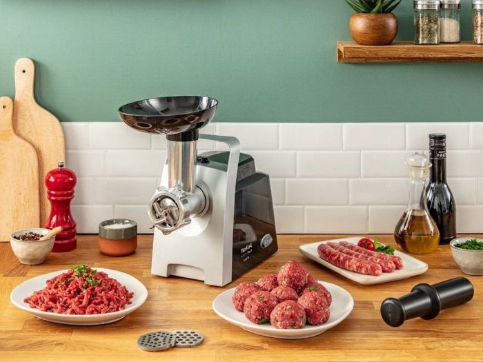 М'ясорубка Tefal HV1 7in1, 1400Вт, 1.7кг/хв, 2 решітки, насадка для ковбас, томатів, 3 терки, пластик, чорний