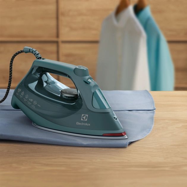 Утюг Electrolux, 2600Вт, 330мл, паровой удар 210гр, керам. подошва, зеленый