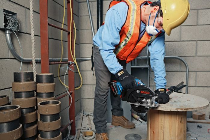 Пила дисковая Bosch GKM 18V-50 аккумуляторая, 2*18 В 5 Ач, 136 мм, 4250 об/мин, 2.2 кг