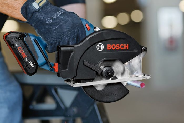 Пила дисковая Bosch GKM 18V-50 аккумуляторая, 2*18 В 5 Ач, 136 мм, 4250 об/мин, 2.2 кг