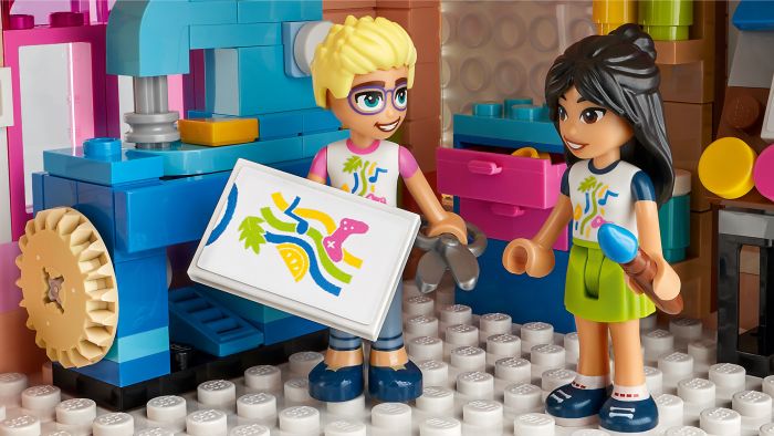 Конструктор LEGO Friends Хартлейк-Сити. Общественный центр
