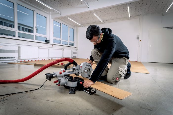 Пила торцювальна Metabo KGS 216M з протяжкою 1200Вт диск 215мм 13.4кг