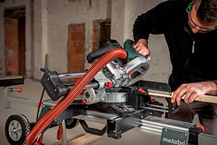 Пила торцювальна Metabo KGS 216M з протяжкою 1200Вт диск 215мм 13.4кг