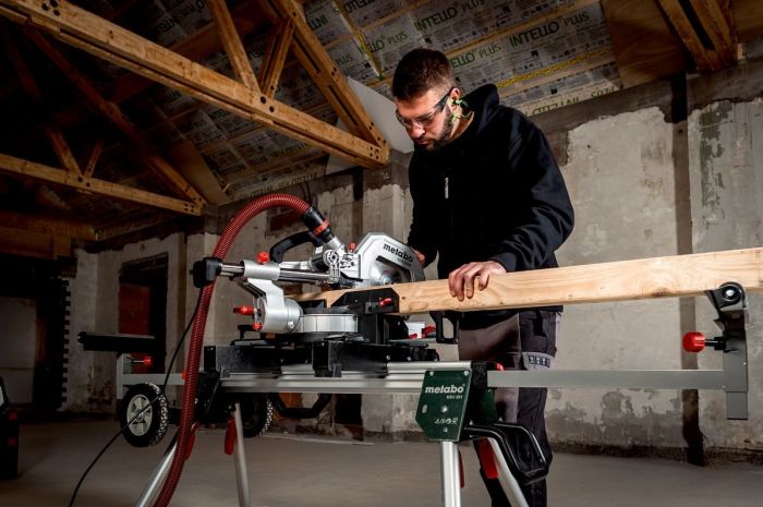 Пила торцювальна Metabo KGS 216M з протяжкою 1200Вт диск 215мм 13.4кг