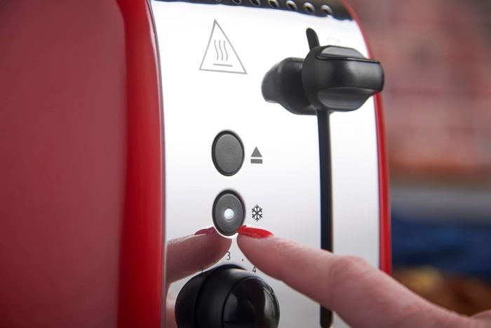 Тостер Russell Hobbs Colours Plus 1600Вт, подогрев, разморозка, металл, красный