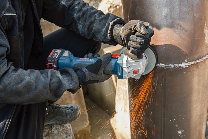 Шлифмашина угловая аккумуляторная Bosch Professional GWS 180-LI, 125мм, 18В 2х4Ач, 11000об/мин, 2кг