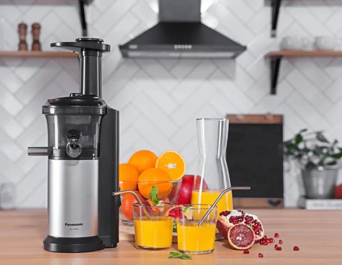 Соковыжималка Panasonic Viva Collection шнековая 150Вт, чаша-0.4л, пластик/металл, черный