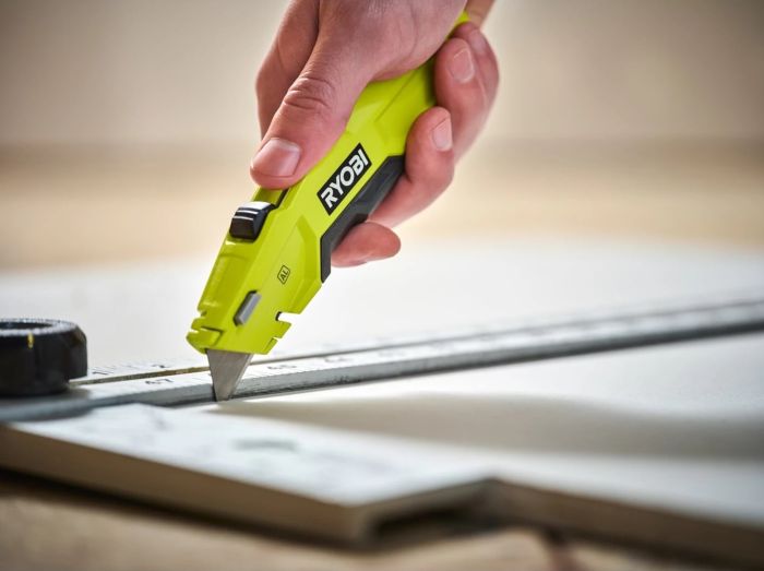 Нож строительный трапециевидный Ryobi RHCKF-1 3 лезвия корпус алюминий
