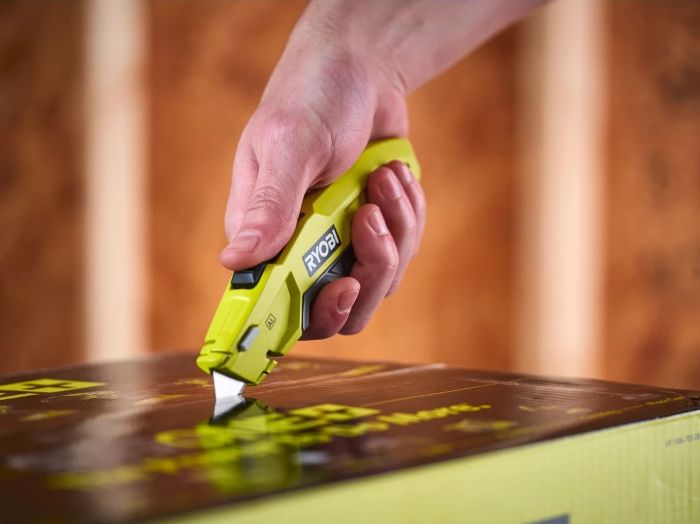 Нож строительный трапециевидный Ryobi RHCKF-1 3 лезвия корпус алюминий