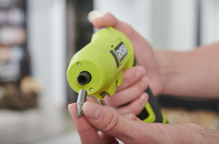 Отвертка аккумуляторная Ryobi USB Lithium RSDP4-120G 4В 1х2А·ч 5Нм 200об·мин поворотная ручка 0.35кг