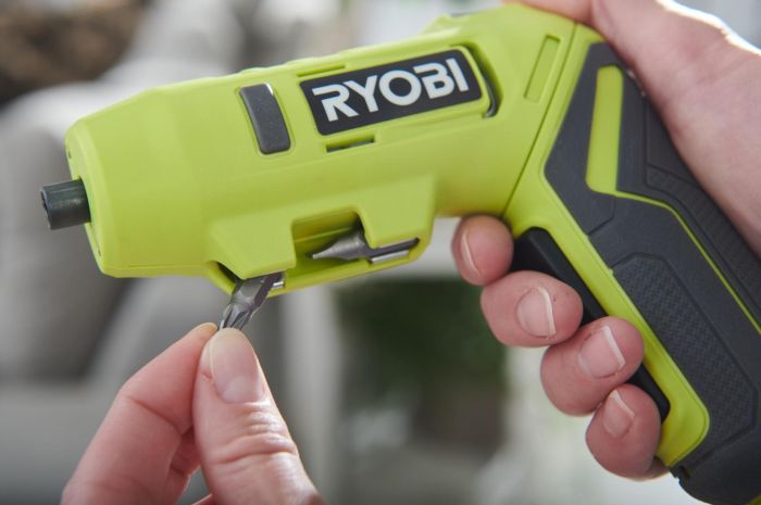 Отвертка аккумуляторная Ryobi USB Lithium RSDP4-120G 4В 1х2А·ч 5Нм 200об·мин поворотная ручка 0.35кг