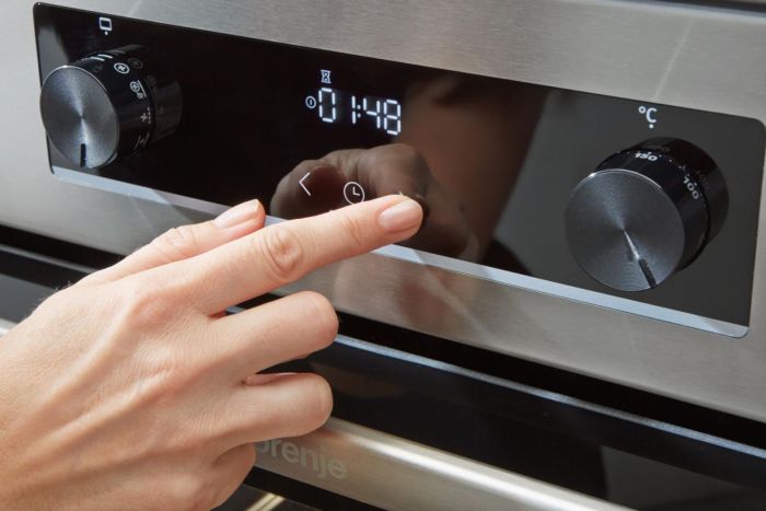 Плита Gorenje комби, 62л, 50x60см, дисплей, IconLed,эмалированные, титан