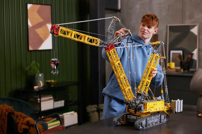 Конструктор LEGO Technic Гусеничный подъемный кран Liebherr LR 13000