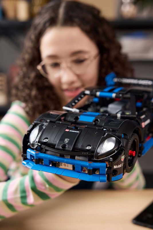 Конструктор LEGO Technic Автомобиль для перегонов Porsche GT4 e-Performance