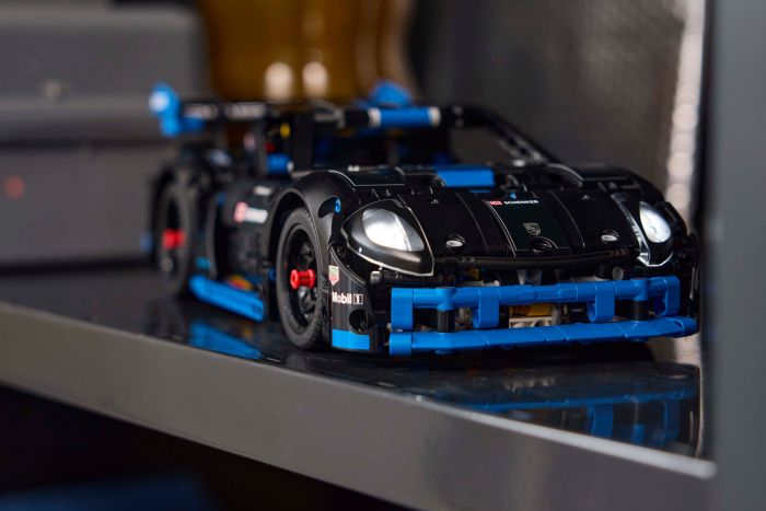 Конструктор LEGO Technic Автомобиль для перегонов Porsche GT4 e-Performance