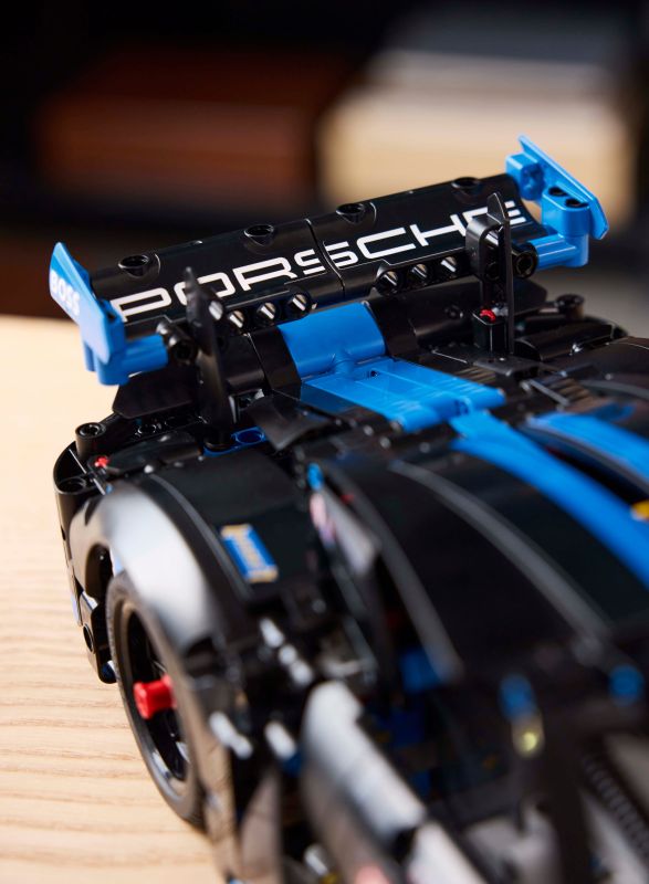Конструктор LEGO Technic Автомобиль для перегонов Porsche GT4 e-Performance