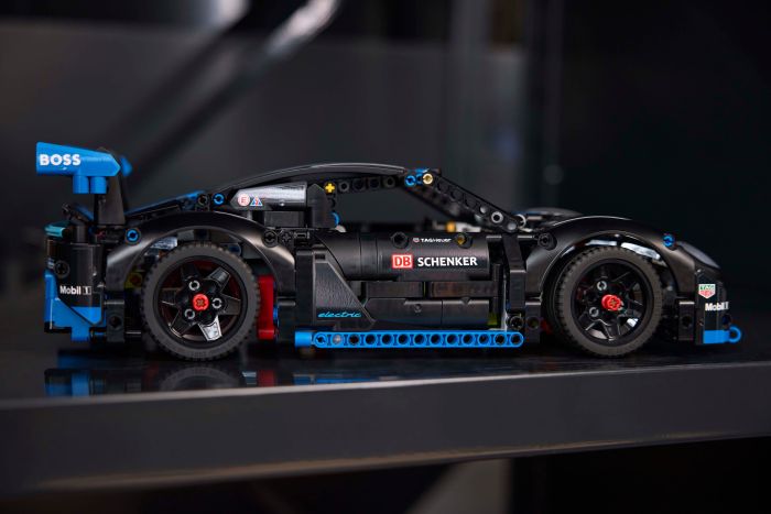 Конструктор LEGO Technic Автомобиль для перегонов Porsche GT4 e-Performance