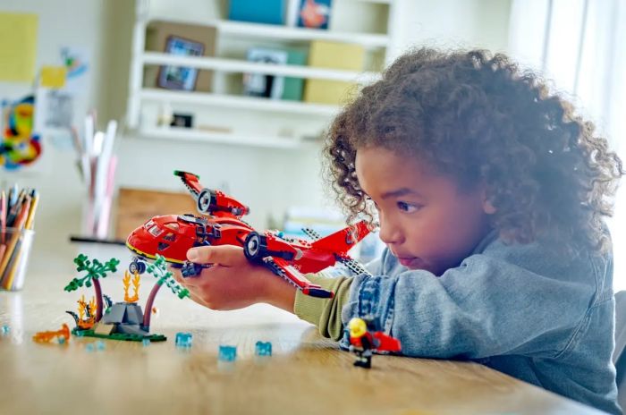 Конструктор LEGO City Пожарный спасательный самолет