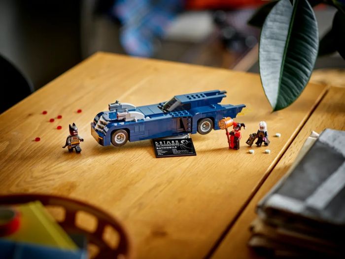 Конструктор LEGO Batman Бетмен на бетмобиле против Харли Квин и Мистера Фриза