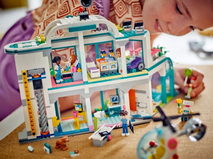 Конструктор LEGO Friends Больница в Хартлейк-Сити
