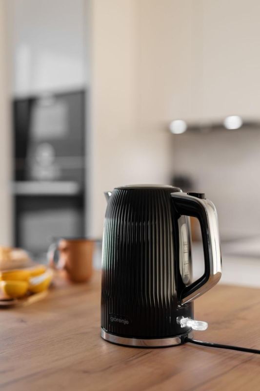 Электрочайник Gorenje 1.7л, Strix-контроль, черный матовый