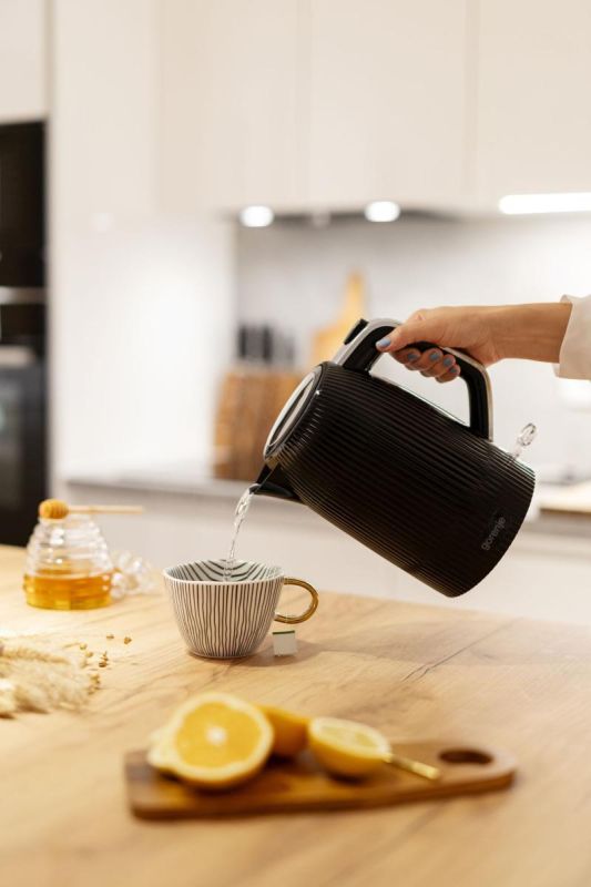 Электрочайник Gorenje 1.7л, Strix-контроль, черный матовый