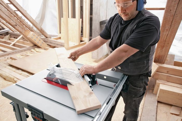 Стол распиловочный Bosch GTS 10 J, 1800 Вт, диск 254 мм, пропил 90°/45° 79мм/54мм, 3650об/мин, 26кг