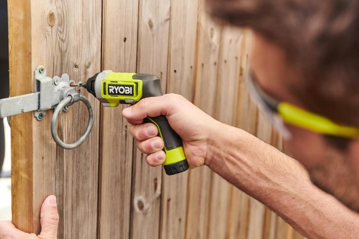 Отвертка аккумуляторная Ryobi USB Lithium RSD4-120TA2 4В 1х2А·ч 5Нм 200об·мин 2 насадки 10 бит 0.31кг кейс