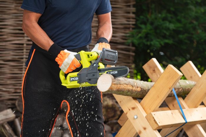 Пила цепная аккумуляторная Ryobi ONE+ RY18CS20A-125 18В акб 1х2.5А·ч ЗУ 20см 2.3кг
