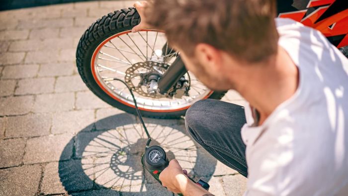 Компресор автомобільний акумуляторний Bosch UniversalPump, 18В, без АКБ та ЗП