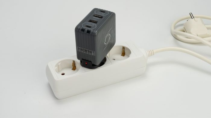 Зарядное устройство AVerMedia GC313 CORE GO 100Вт 2хUSB-С, 1хUSB-A, 1xHDMI, черный