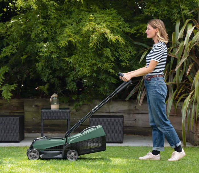 Газонокосилка аккумуляторная Bosch CityMower 18V-32-300 18В акб 1х4А·час 34см 31л 30-60мм 9.4кг